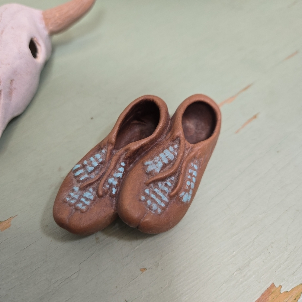 Ceramic Southwestern Miniatures DecorHat, Moccasins, Canoe, Drum, Wagon, Skull - Picture 5 of 7